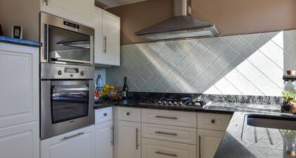 Peaceful Garden Retreat, Epiniac