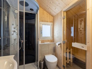 Chalet | Bathroom - Lush Chalet With hot tub (Sankt Georgen am Kreischberg)