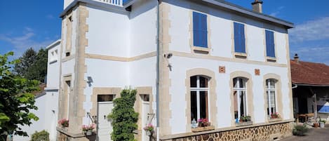 المنشأة من الخارج