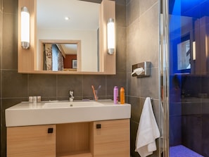 Kombinasi shower/bathtub dan handuk