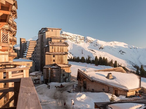 Directly on the Slopes and Wellness in This Luxurious and Modern Residence: L