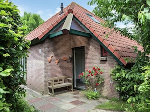 Exterior - Peaceful Holiday Home in South Holland by the Lake (Herkingen)