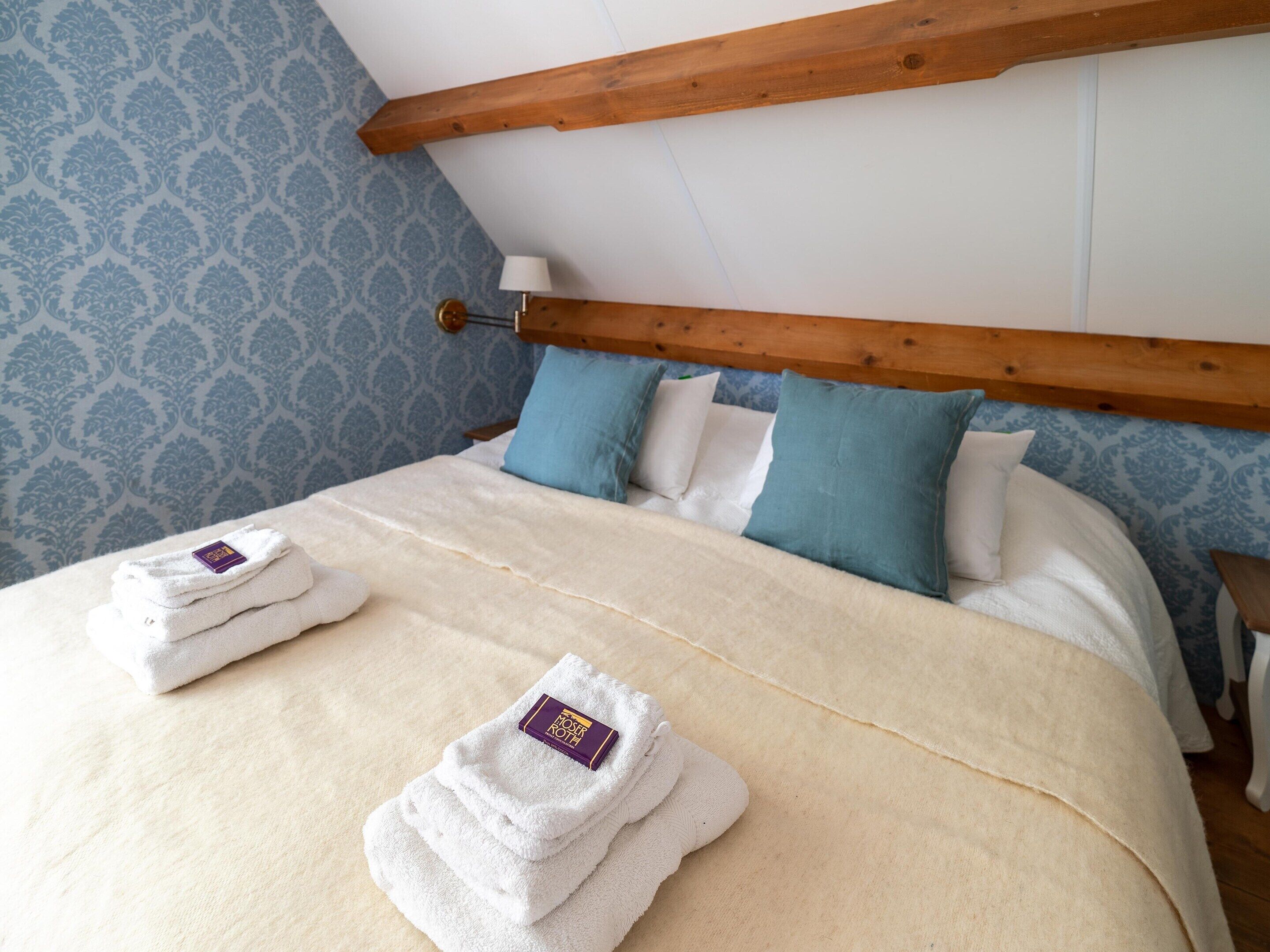 2 bedrooms, individually furnished, bed sheets