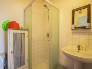 House | Bathroom | Shower, towels - Countryside Holiday Home With Terrace and Garden (Fléac-sur-Seugne)
