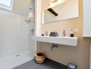 Shower, towels - Luxurious Holiday Home in Eijsden Near the River (Eijsden)