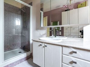House | Bathroom | Bathtub - Holiday Home in La Celle With Swimming Pool (La Celle)