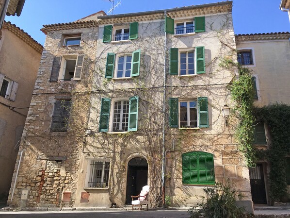 Exterior - Peaceful Mansion With Roofed Terrace in Lorgues France (Lorgues)