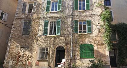 Peaceful Mansion With Roofed Terrace in Lorgues France