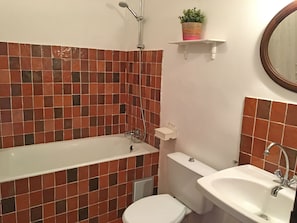 Bathtub, towels - Peaceful Mansion With Roofed Terrace in Lorgues France (Lorgues)