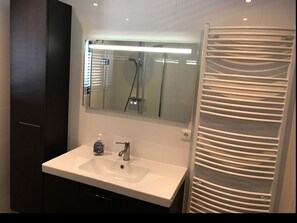 Ferienhaus | Badezimmer | Dusche, Handtücher