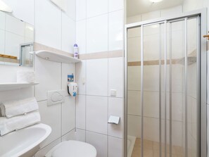 Apartment | Badezimmer | Dusche, Handtücher