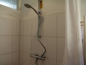 Bungalow | Badezimmer | Dusche, Handtücher