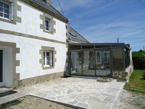 Balcony - Cozy Holiday Home in Plogoff Near Beach (Plogoff)