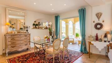 Villa | Dining