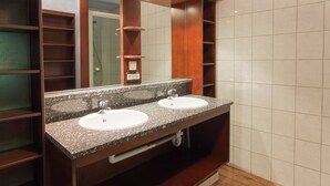 House | Bathroom - An Annex on the Estate of a 17th Century Castle (Vireux-Wallerand)
