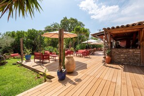 Villa | Restaurante al aire libre