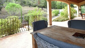 Balcony - Spacious Villa in Montbrun-des-corbieres With Private Pool (Montbrun-des-Corbières)