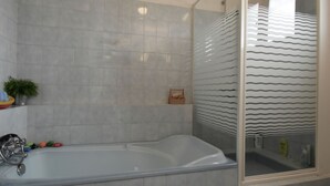 Bathroom - Spacious Villa in Montbrun-des-corbieres With Private Pool (Montbrun-des-Corbières)
