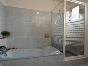 Villa | Badezimmer | Badewanne, Handtücher