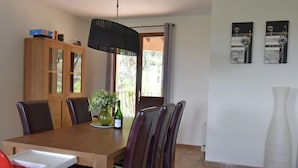 Dining - Spacious Villa in Montbrun-des-corbieres With Private Pool (Montbrun-des-Corbières)