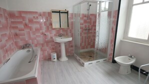 House | Bathroom | Bathtub - Impressive Villa With Sea View in Clohars-carnoët (Clohars-Carnoet)