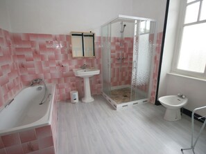 House | Bilik Mandi | Tab mandi 