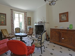 Villa | Wohnzimmer | Kamin, DVD-Player
