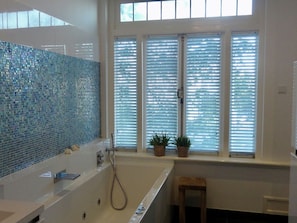 Bathtub - Marvellous Villa With Large Swimming Pool in the Westbroekpark (The Hague)