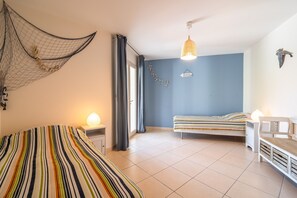 3 bedrooms, bed sheets - Stylish Villa With Terrace (Pouzols-Minervois)