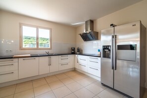 Villa | Private kitchen - Luxurious Villa With Private Swimming Pool (Pouzols-Minervois)