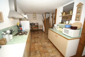 Private kitchen - Ravenoville Family Stay Near Beach (Sainte-Mere-Eglise)
