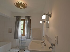 Villa | Badezimmer | Badewanne