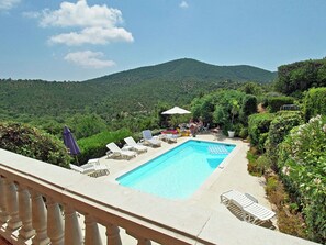 Outdoor pool - A Tastefully Furnished Villa With Private Pool, 8 km From the Mediterranean Sea (La Londe-les-Maures)