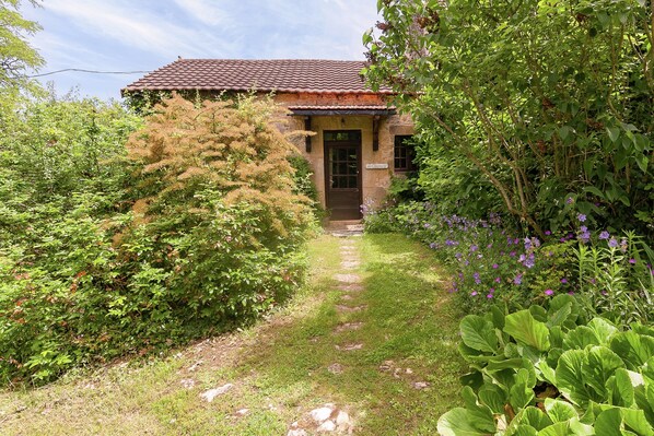 Cottage | Exterior - Holiday Home in Dordogne Near Lascaux Cave (Les Eyzies)