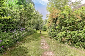 Cottage | Garden - Holiday Home in Dordogne Near Lascaux Cave (Les Eyzies)