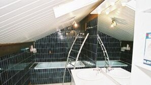 House | Bathroom | Bathtub - Comfortable Detached Holiday Home With Delightful Garden in Southern France (Plaisance)