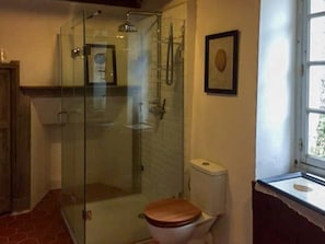 Rumah | Kamar mandi | Kombinasi shower/bathtub dan handuk