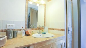 Bathroom - Lovely Villa in Buisson With Private Swimming Pool (Buisson)