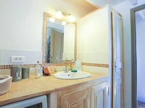 Villa | Bathroom | Bathtub - Lovely Villa in Buisson With Private Swimming Pool (Buisson)