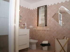 House | Bathroom - Charming Holiday Home in Draguignan With Swimming Pool (Draguignan)
