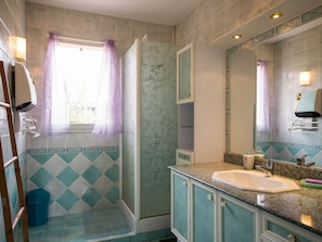 Ferienhaus | Badezimmer | Dusche, Handtücher