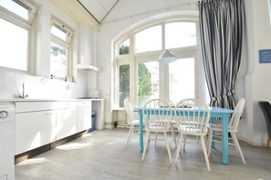 House | Dining - Quaint Holiday Home in Bergen aan Zee near Sea (Bergen aan Zee)