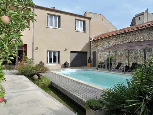 Beautiful and Stylish Town House With Private Swimming Pool in the Middle of Cavaillon