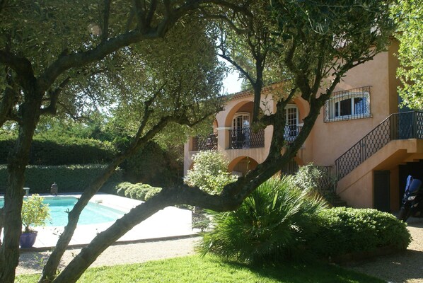 Exterior - Holiday Home in Var Near Beaches & Pool (Saint-Tropez)