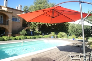 Una piscina techada, una piscina al aire libre