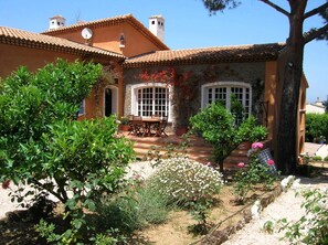 Outdoor dining - Holiday Home in Var Near Beaches & Pool (Saint-Tropez)