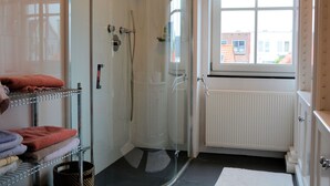Villa | Bathroom | Combined shower/bathtub, towels - Fantastic Family House in the Old Center Near Beach and Sea (Noordwijk)