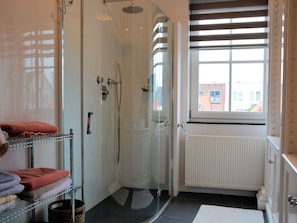 Villa | Bathroom | Combined shower/bathtub, towels - Fantastic Family House in the Old Center Near Beach and Sea (Noordwijk)