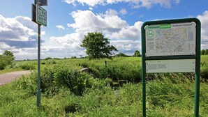 A rural landscape with a signpost indicating routes 82 and 95, and a detailed map of the 'fietroute network' for 'Zuidost Friesland'. - House Boat in Goengahuizen With Sauna (Goengahuizen)