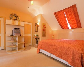 House | 4 bedrooms, individually furnished - Secluded Farmhouse in Balkbrug with Hot Tub (Balkbrug)